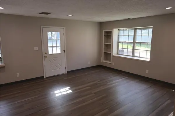 305 NW Locust CT, Oak Grove, MO 64075