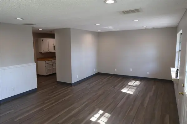305 NW Locust CT, Oak Grove, MO 64075