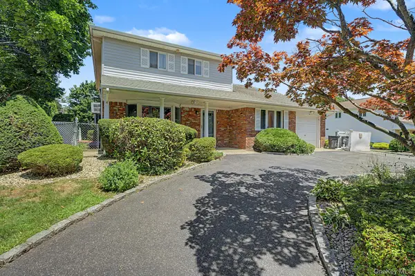 16 Cross Bow LN, Commack, NY 11725