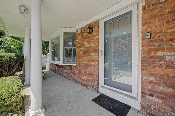 16 Cross Bow LN, Commack, NY 11725