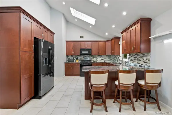 20 Lancaster LN, Monsey, NY 10952