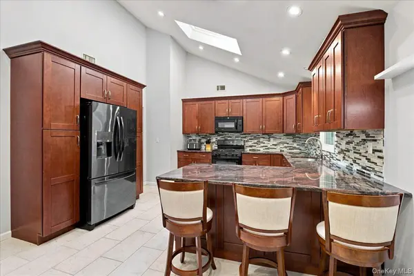 20 Lancaster LN, Monsey, NY 10952