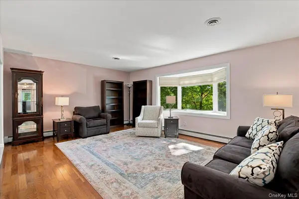 20 Lancaster LN, Monsey, NY 10952