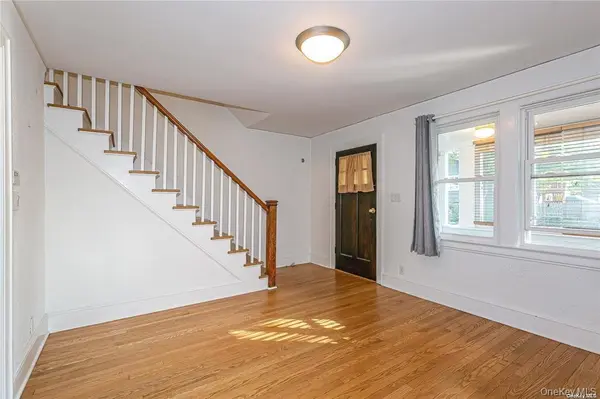 11 Potters CT, Great Neck, NY 11024