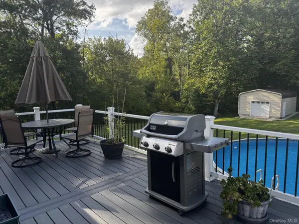 6 Russett LN, Wappingers Falls, NY 12590