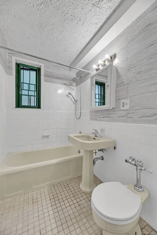 7 Metropolitan OVAL #ME, Bronx, NY 10462