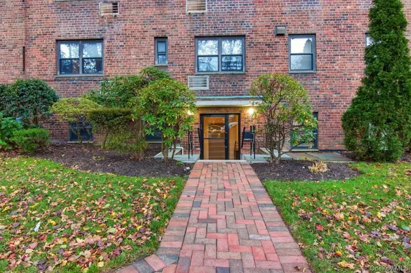 52 Brompton RD #52, Great Neck, NY 11021