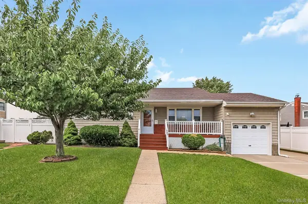 70 Prairie LN, Lindenhurst, NY 11757
