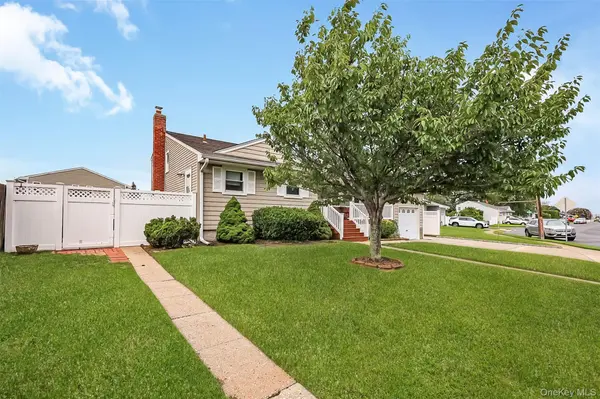 70 Prairie LN, Lindenhurst, NY 11757