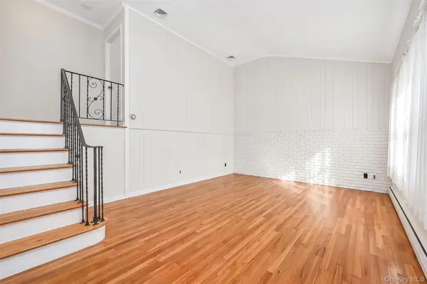 70 Prairie LN, Lindenhurst, NY 11757