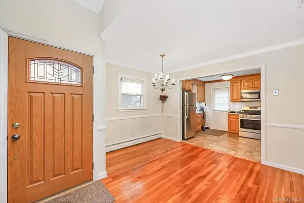 70 Prairie LN, Lindenhurst, NY 11757