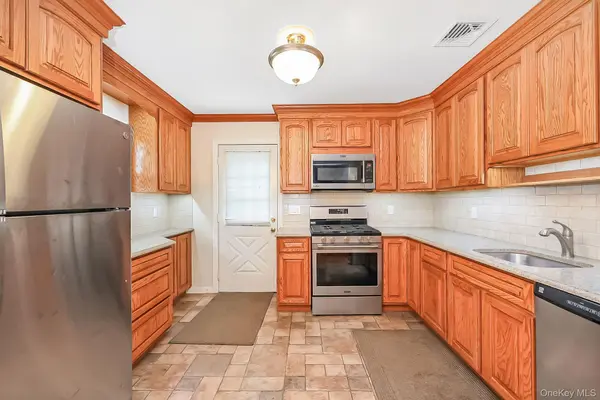 70 Prairie LN, Lindenhurst, NY 11757