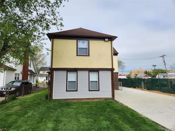 21 Nassau PL, Hempstead, NY 11550