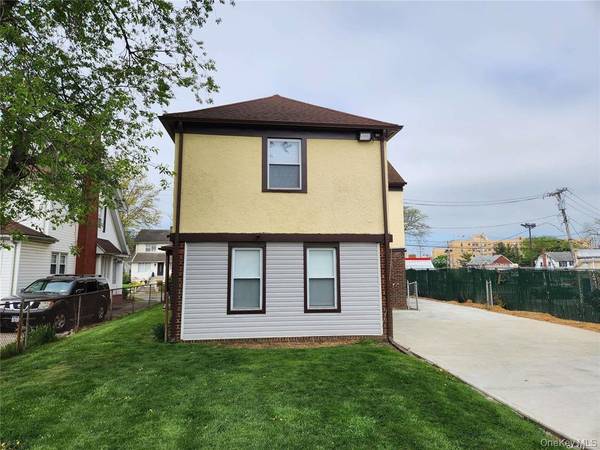 21 Nassau PL, Hempstead, NY 11550