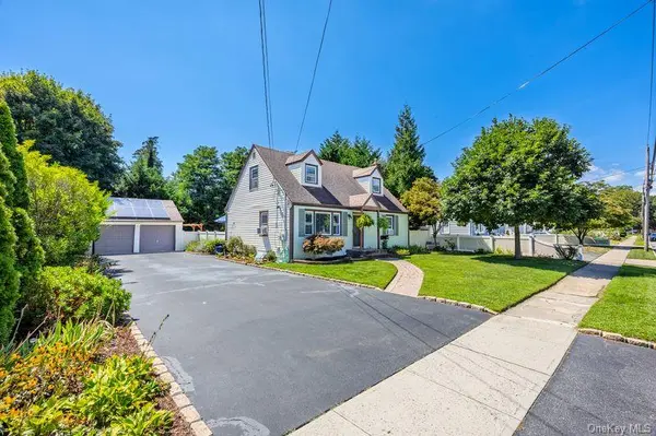 22 Maple DR, Amityville, NY 11701
