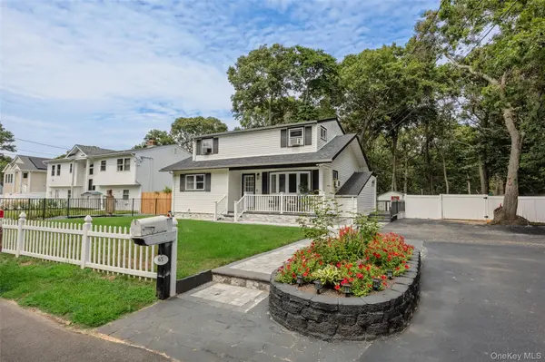 65 Carr LN, Coram, NY 11727