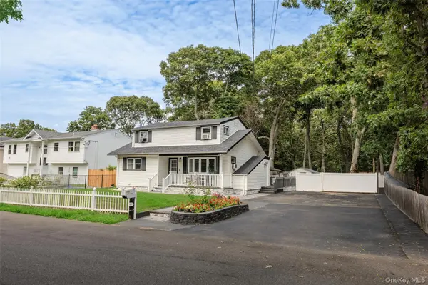 65 Carr LN, Coram, NY 11727