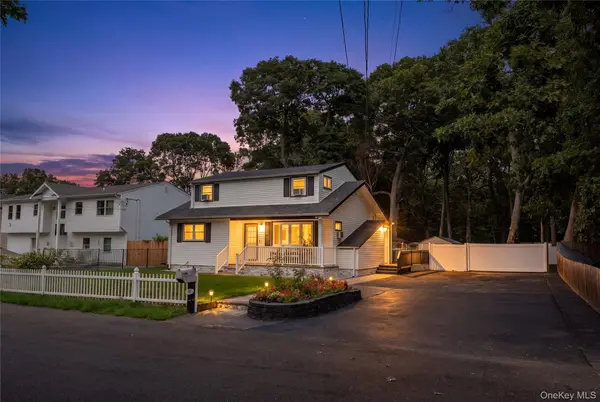 65 Carr LN, Coram, NY 11727