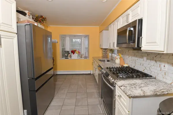 76 E Hollywood AVE, Lindenhurst, NY 11757