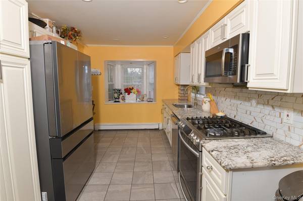 76 E Hollywood AVE, Lindenhurst, NY 11757