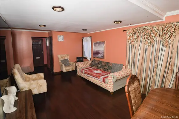 76 E Hollywood AVE, Lindenhurst, NY 11757