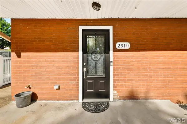 2910 Osceola ST, St Louis, MO 63111