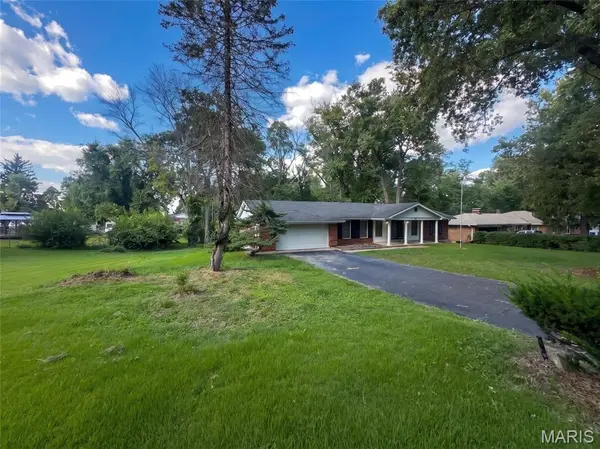 27 Nob Hill DR, Hazelwood, MO 63138