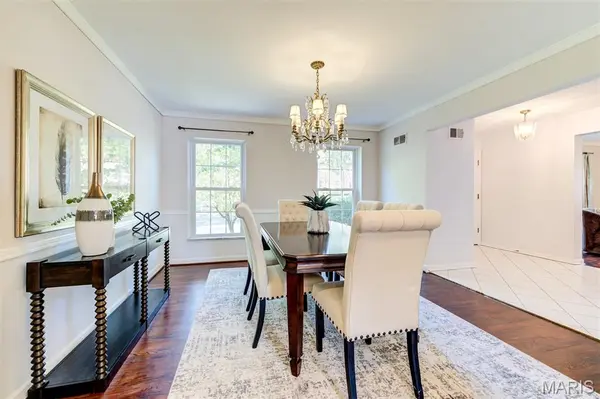 8016 Davis DR, St Louis, MO 63105