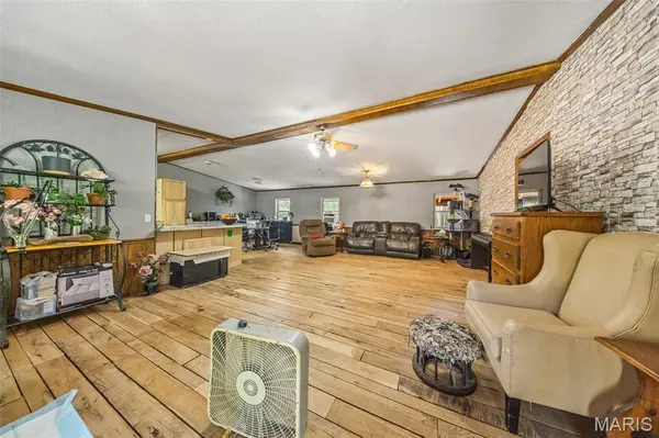 12502 Bell RD, Roby, MO 65557
