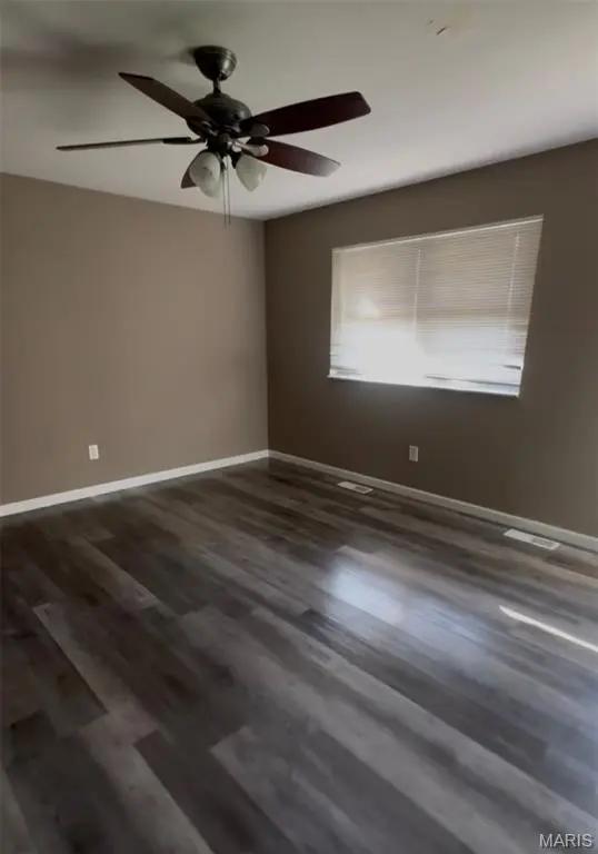 520 Redwood LN, St Charles, MO 63301