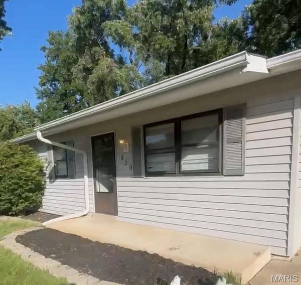 520 Redwood LN, St Charles, MO 63301