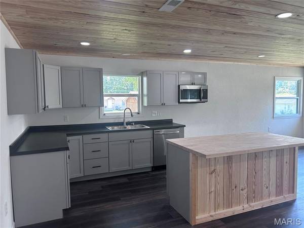 503 Kidwell DR, Cuba, MO 65453