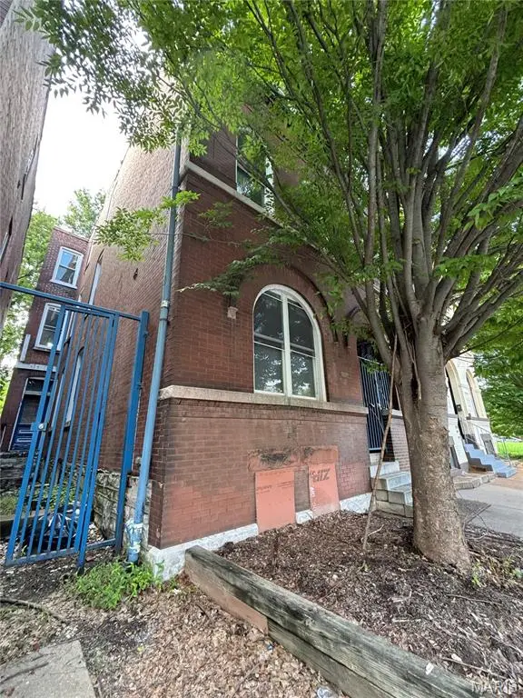 1719 S Tucker BLVD, St Louis, MO 63104