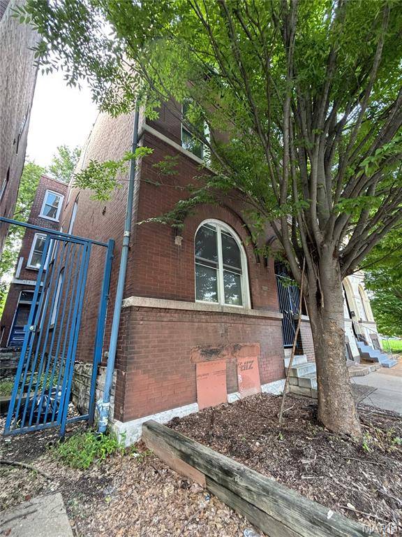 1719 S Tucker BLVD, St Louis, MO 63104