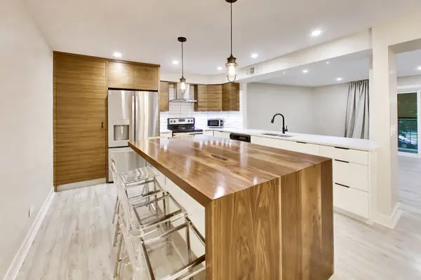 1030 S Fernandez AVE #2B, Arlington Heights, IL 60005