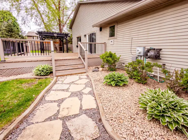 129 Hemlock PL, Vadnais Heights, MN 55127