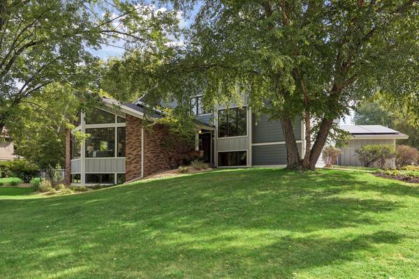 1728 Trail RD, Mendota Heights, MN 55118