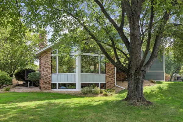 1728 Trail RD, Mendota Heights, MN 55118