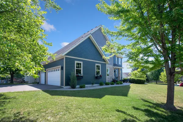 1879 Sandbar CIR, Waconia, MN 55387
