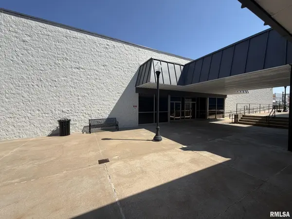 90 E LOCUST ST #Suite B, Canton, IL 61520