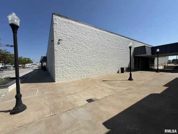 90 E LOCUST ST #Suite B, Canton, IL 61520