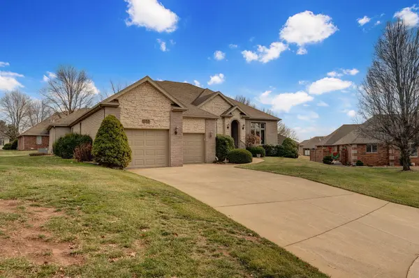 1150 N Yarberry CT, Springfield, MO 65802