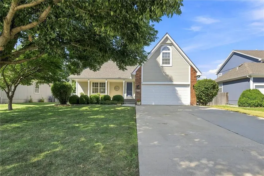 820 SE 11th TER, Lee's Summit, MO 64081