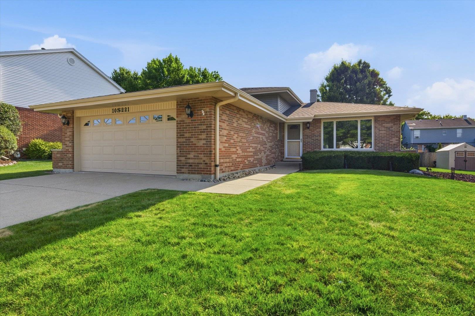 10S221 Suffield DR, Downers Grove, IL 60516