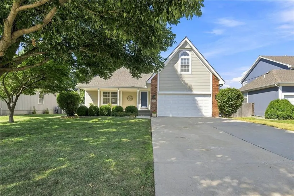820 SE 11th TER, Lee's Summit, MO 64081
