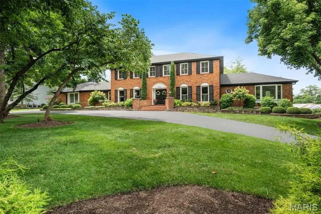 245 Litcheford CT, Creve Coeur, MO 63141