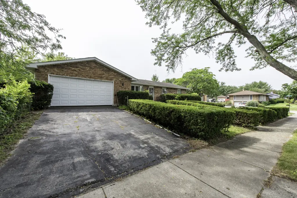 2715 Hyde Park AVE, Waukegan, IL 60085