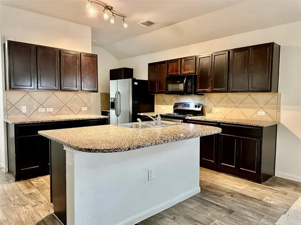 102 Acadia CV, Hutto, TX 78634