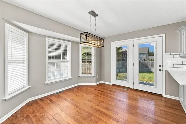 820 SE 11th TER, Lee's Summit, MO 64081
