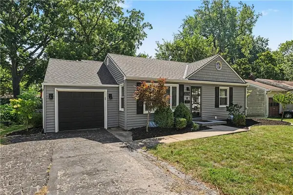 7215 Linden ST, Prairie Village, KS 66208